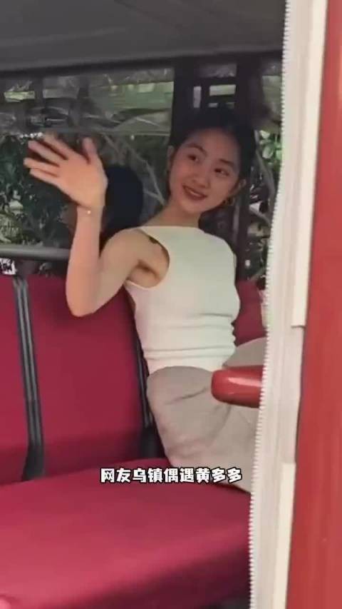 黄磊带黄多多交际，20岁少女谈吐从容落落大方
