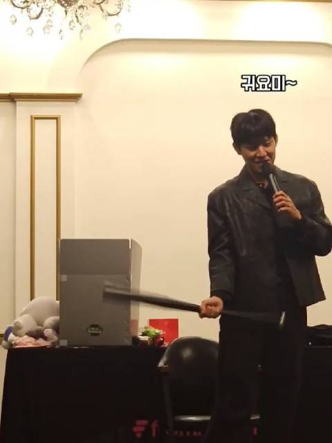 朴佑镇1013solo回归后现身fromm store签售会