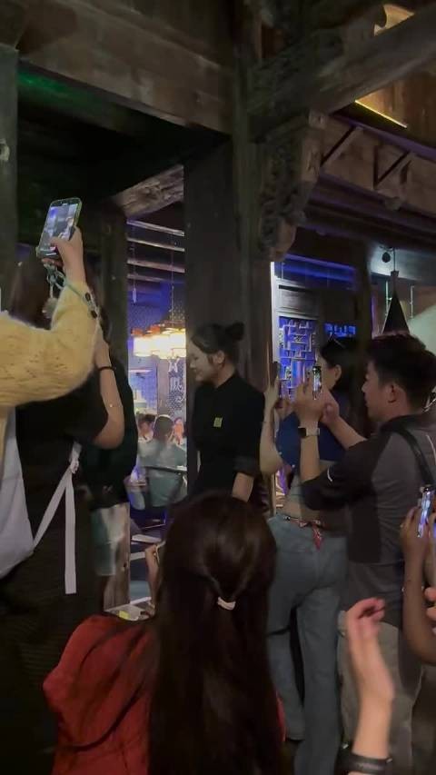 乌镇戏剧节网友偶遇赵又廷, 网友:我喜欢你老婆, 赵又廷 我也喜欢我老婆