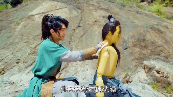 小伙天天给木偶洗澡,终于有天木偶活了