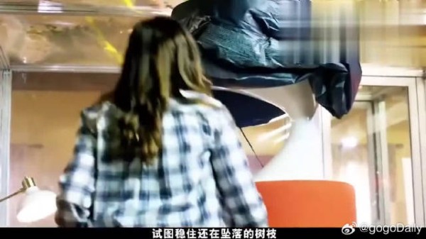 女人天生过敏圣体，于是众人把她塞进装满蜂蜜的铁箱里进行高温消毒