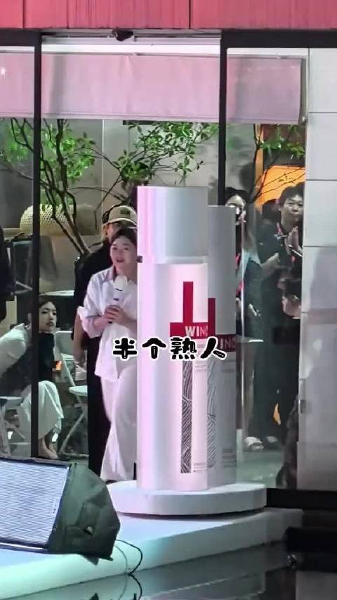 10月18日全红婵现身上海金桥EKA天物扎起小辫跳手指舞