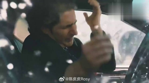 女孩从昏迷中醒来，发现自己被关在后备箱里，她该如何自救？