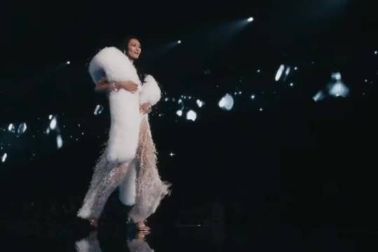 刘雯第十次登维密大秀 彩排后台第二套造型亮相