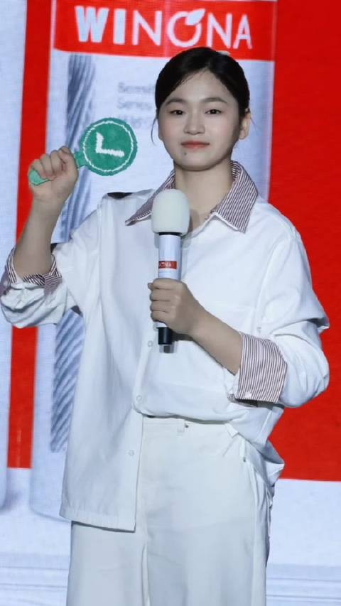 全红婵好可爱！接商业代言+跳手势舞，大方又自信，假小子变淑女