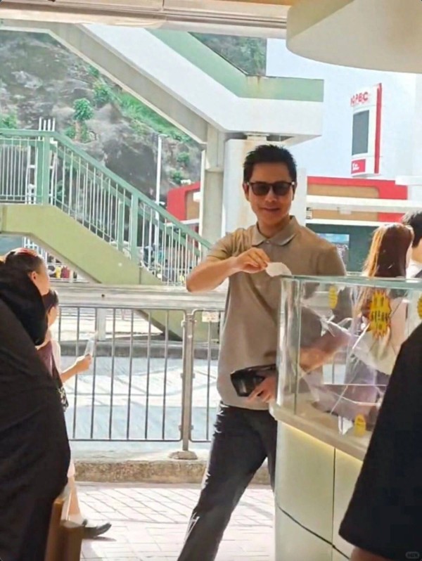TVB视帝现身两餸饭店，被指太接地气，笑着点菜获赞亲切