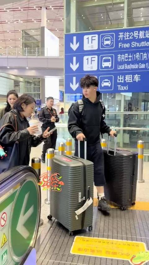 安吉与胡可小鱼儿现身机场 无名指戴戒指