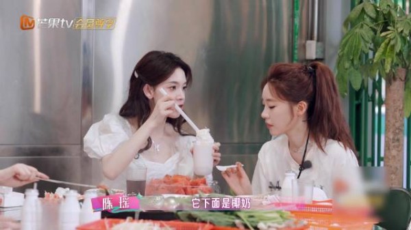 张月陈瑶喝一杯饮料,张月偷吃被工作人员抓包