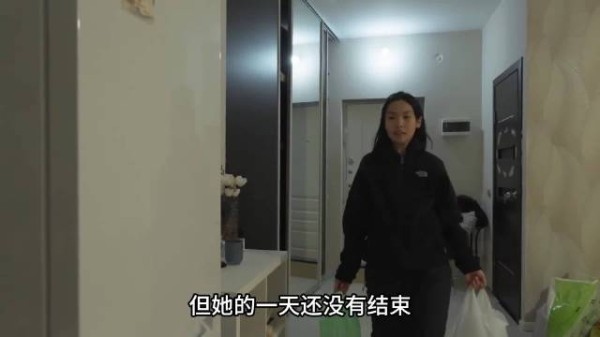 雅库茨克女性白天御寒夜晚换裙装进酒吧