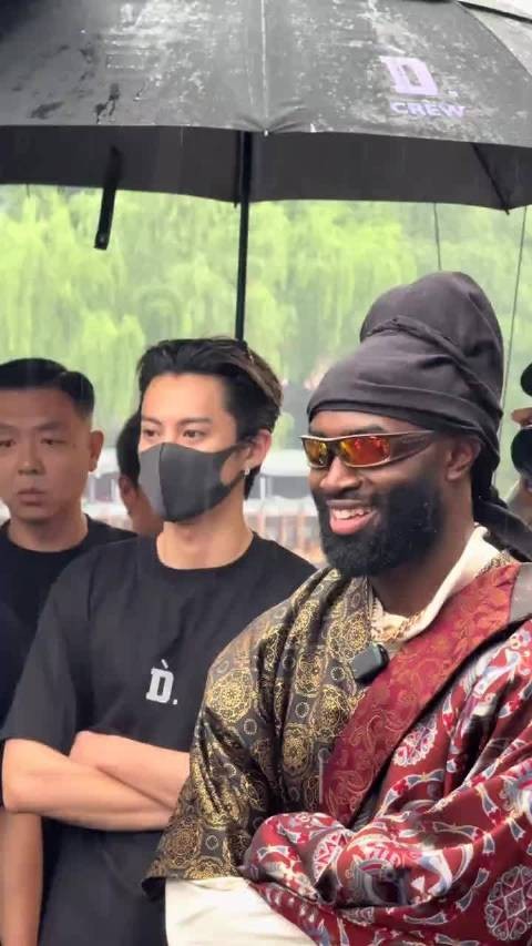 王鹤棣与杰伦布朗同框玩耍互动轻松开心