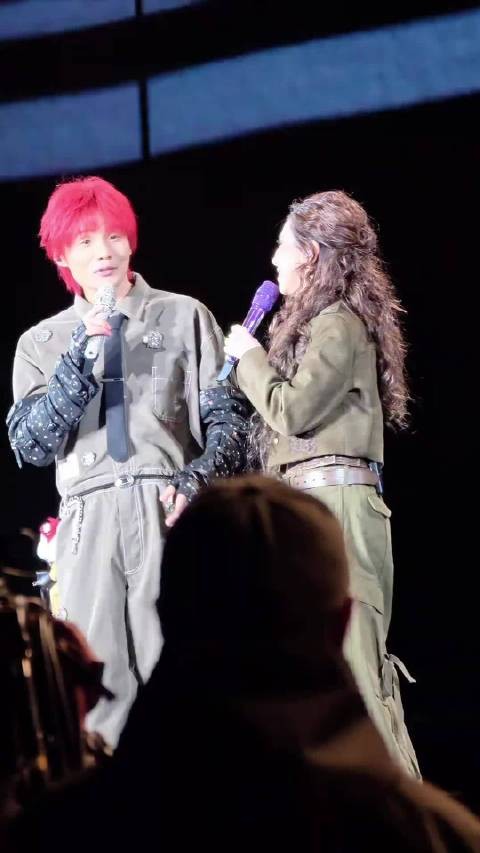 李荣浩在线解答，为什么是解解的干爹，哈哈哈，娱乐圈没有比他俩更可爱的了