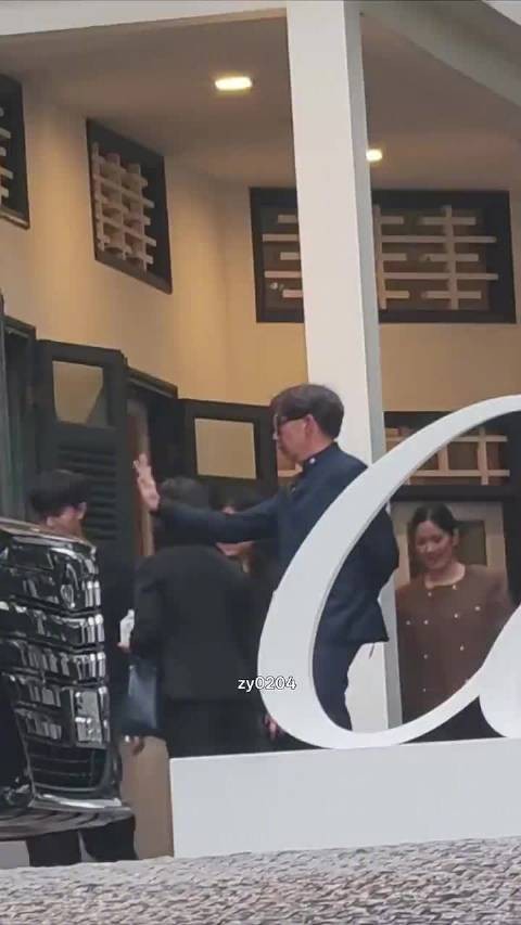 邝玲玲新加坡卡地亚活动上班 只露半个身子就感觉到了大明星的贵气