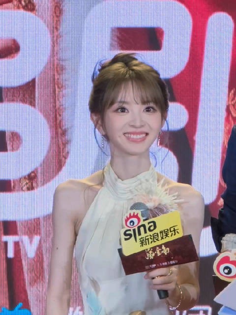田曦薇轻轻一抬手 台下:好香