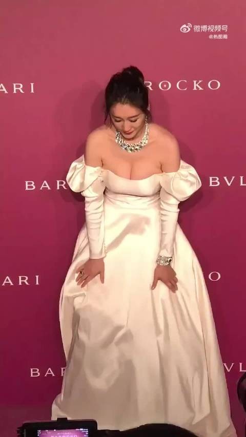 李小冉抹胸太丰满