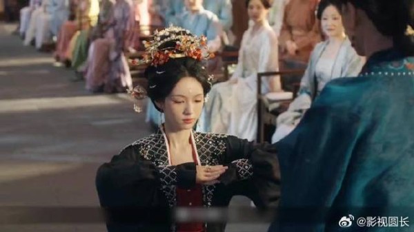 她本是流落在外的谢家四小姐，如今认祖归宗回到谢府开启她的复仇之路