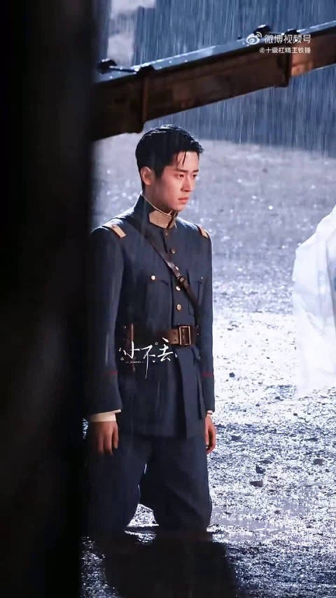 虞昶轩为救男二下跪撞车，枪口对峙