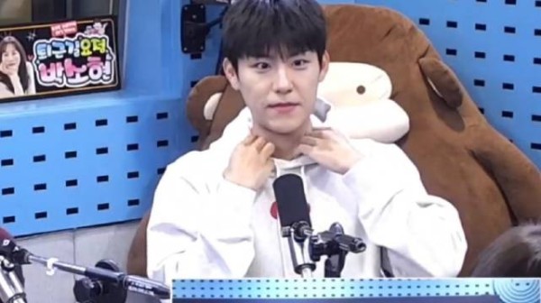 朴佑镇1013solo回归 白色卫衣高中生视频公开