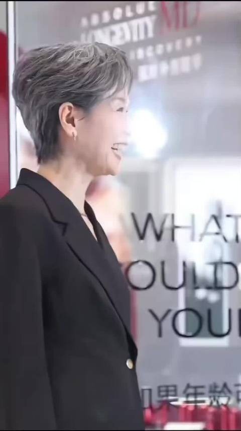 世间万般美好，都不及你温柔一笑，一眼心动，岁岁难忘