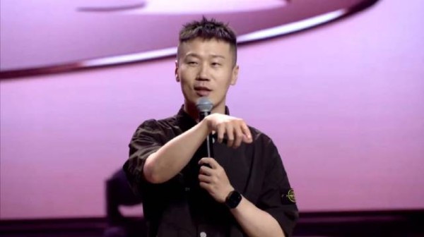 杨九郎亮相2025金火把品牌之夜 笑谈大凉山食材