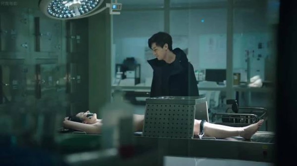 女法医解剖无数尸体，转头就被变态绑上解剖台