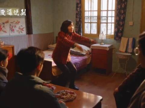 栋哲小婷坦白恋情后，林武峰带着妻儿登门拜访，场面拘谨