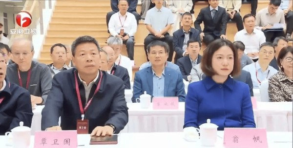 50岁翁帆罕见公开现身！穿真丝睡裙透露与杨振宁最大遗憾，她越活越像女强人