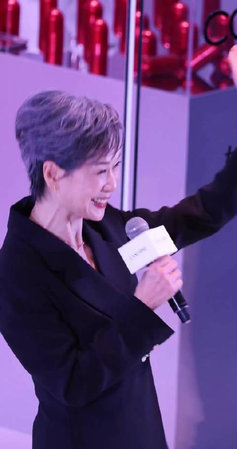 叶童黑色西装太帅气了，又美又飒，实力和魅力能够跨越任何年龄，闪闪发光！