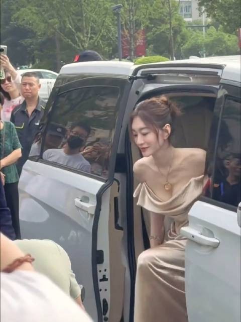 肤白貌美 明艳大气 李小冉