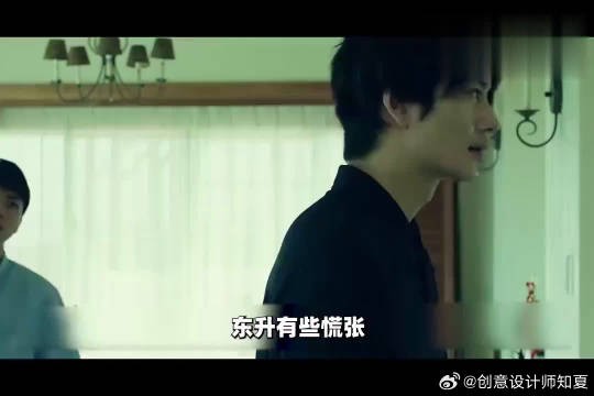 男孩在给同伴拍照时不小心录成了视频竟意外录下了别人的杀人证据