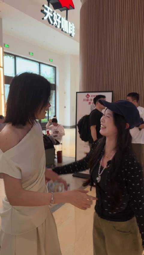 回复私信助女孩爆改老妈走红 如今涨粉40多万