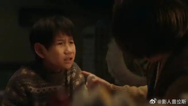 奶奶假装吐血，孙子都急哭，哪料她偷偷喝草莓汁