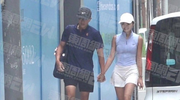 恭喜！香港知名男星恋情曝光，与小20岁女友恋爱，公开相识经过