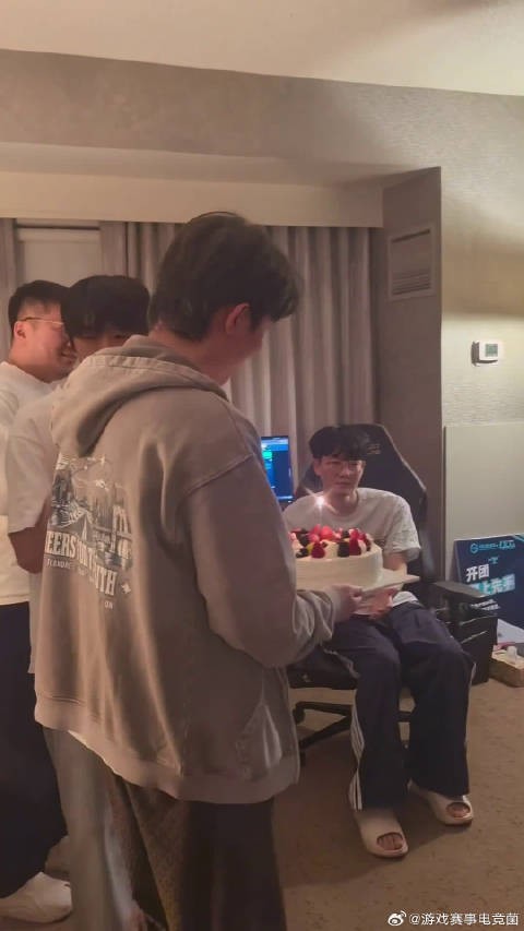 训练收尾，蛋糕登场，时差挡不住温柔与心意，到贤，生日快乐