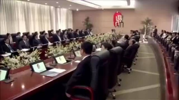 陈佩斯公司会议场面如联合国，显大老板风范！