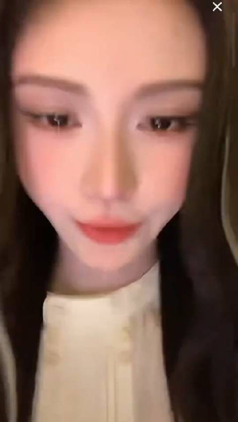 这是面对面打视频视角吧,好美的一张脸,冲击力太强了