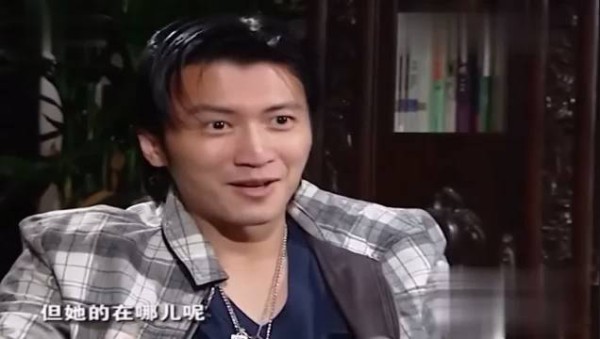 谢霆锋包岛求婚张柏芝,单膝下跪8到10秒等点头