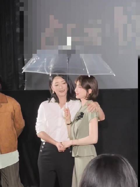 刘诗诗黄小蕾同撑一伞互动，黄小蕾搂抱刘诗诗