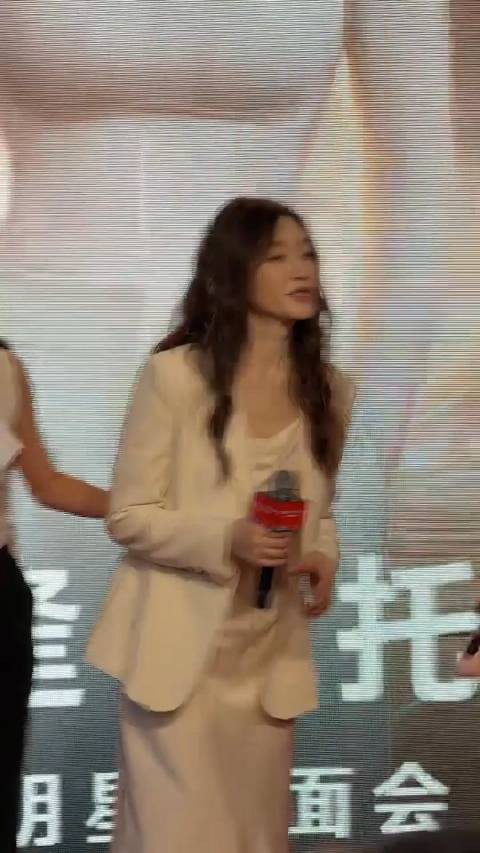 李小冉跟粉丝说:爱我之前要先爱自己