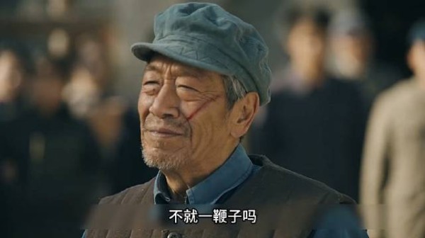 小老头上一秒嚷嚷着告状,下一秒却泪流满面