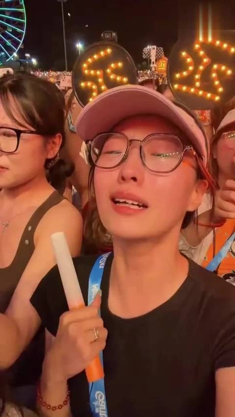 追星意义引深思，应届生演唱会现场行为失控