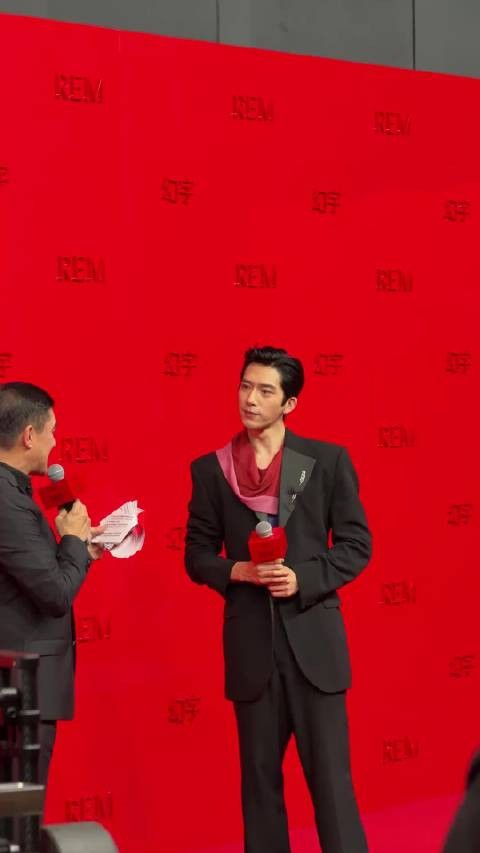 井柏然致辞张弛有度引满场尖叫声