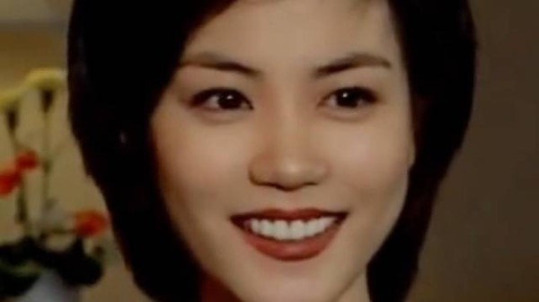 王菲老镜头疏离清冷，率性洒脱不迎合外界期待