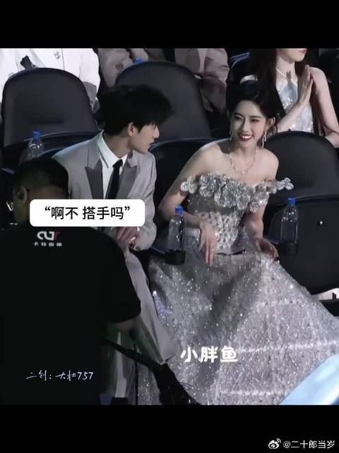 讨论上台前牵手搭手的另一个视角~ 小林:我想牵手啊啊啊啊