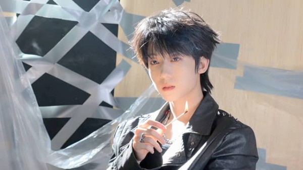 杨博文生日周拍摄花絮 三套造型银发白西装亮相