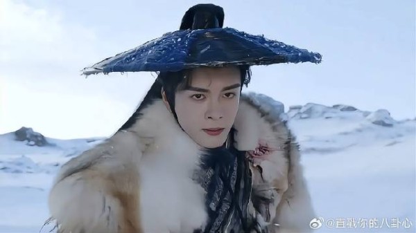 霍展白与瞳打得难分胜负之时，小白雕一个神操作救了主人