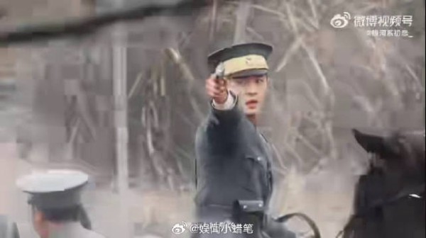 丞磊单手控马举枪驰骋 玉簟秋虞少帅颜值在线