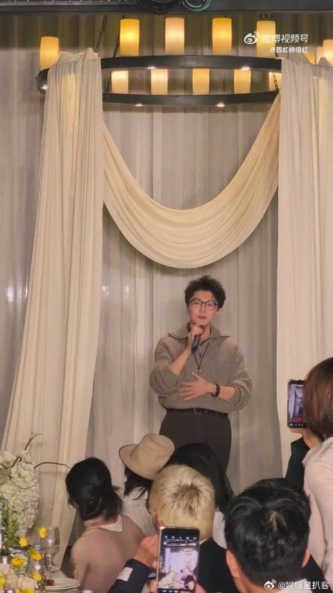 没有华丽舞台，只有真挚心意，毛不易选择在朋友婚礼完成新歌首唱，温柔又动人