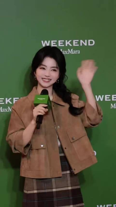 谭松韵回成都，侧麻花辫造型亮相