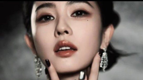 白鹿女王登场气场全开 今晚解锁高光时刻