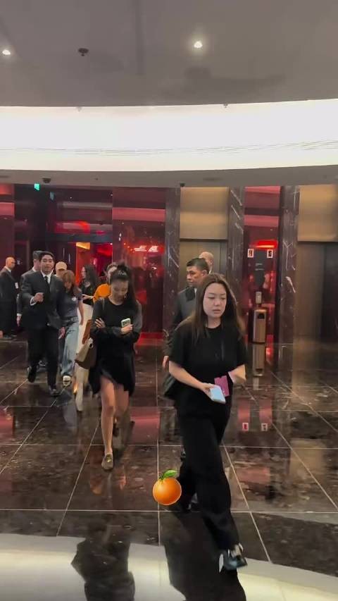 蔡文静披酒店浴袍造型亮眼，素颜状态耐看